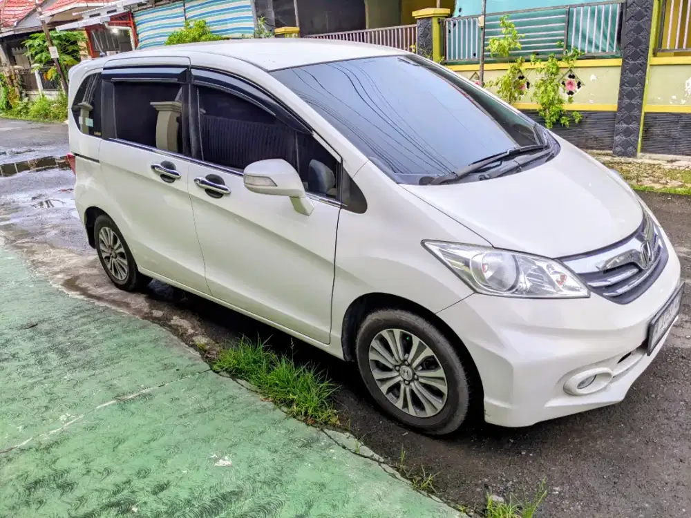 Honda Freed Tipe E/PSD(Power Sliding Door) Matic Tahun 2014