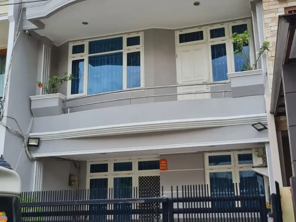 Rumah Pelepah Elok Uku 6X18 Rapi 2 lt Komplek Eksklusif Jl Cukup Lebar Hrg Menarik Kelapa Gading