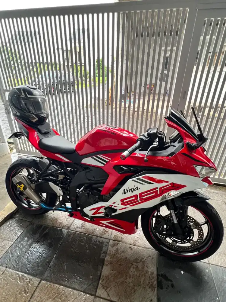 Jual KM istimewa – Kawasaki ZX25R ABS QS Tahun 2022 + Helm ORI NOLAN