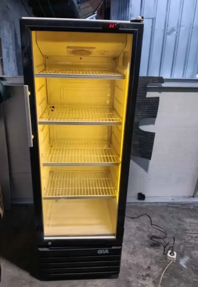 Show case GEA 4 rak ori segel dingin normal