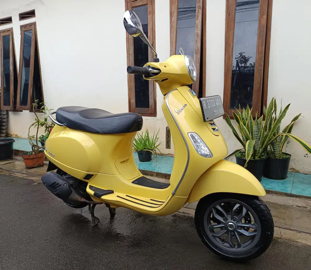 PIAGGIO VESPA LX 125 IGET 2021 LENGKAP BAGUS