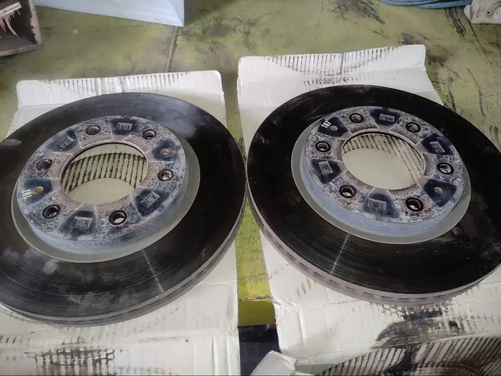 Disc brake piringan cakram depan mobil Pajero