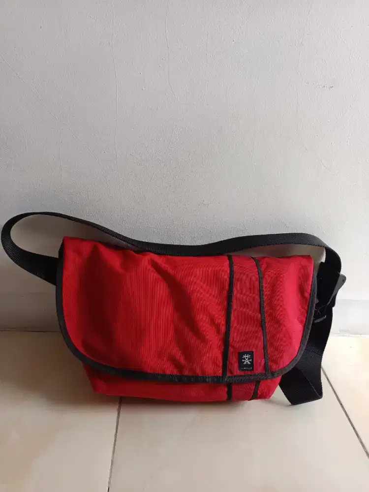 Tas selempang crumpler merah strip Hitam