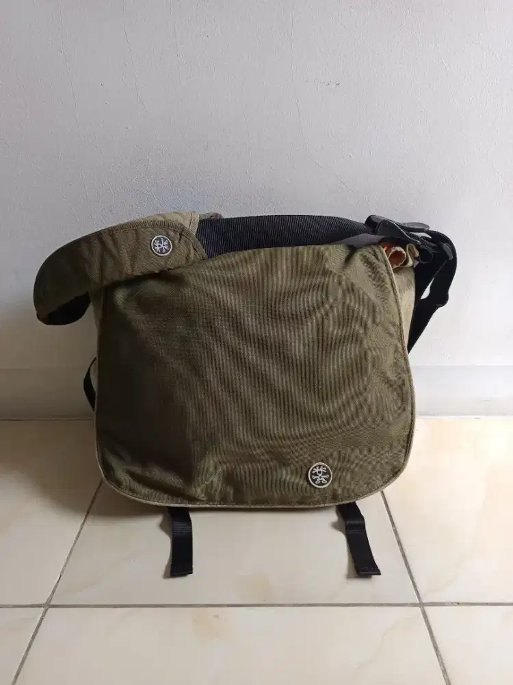 Tas selempang laptop crumpler hijau armi