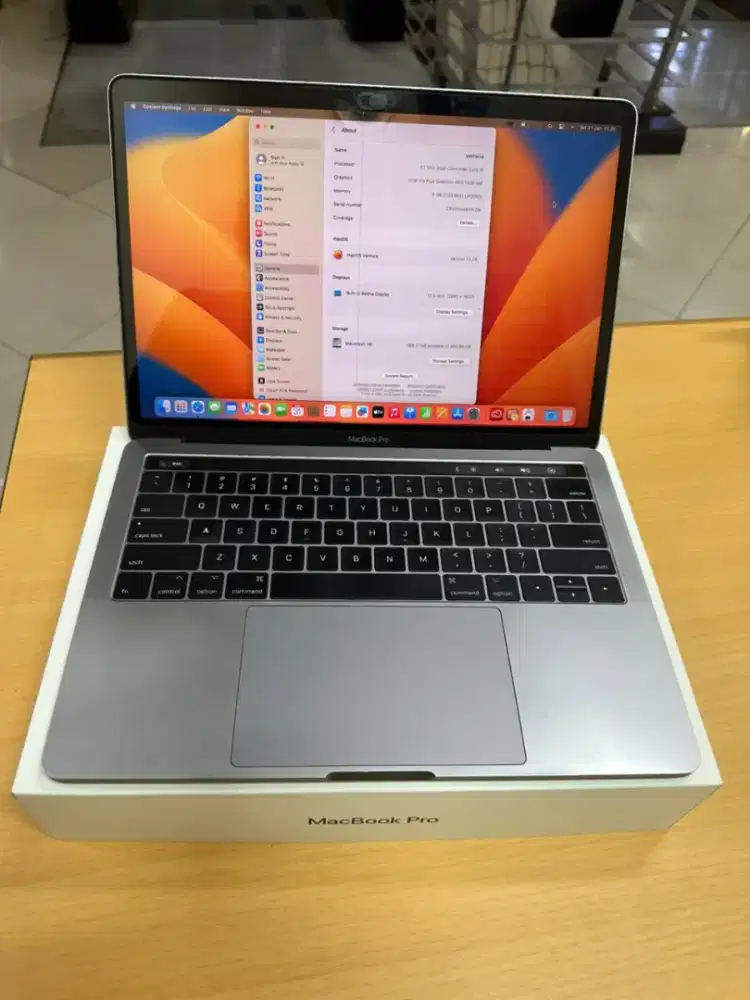 Macbook pro a1706 
Procesor i5 
Ram 8gb 
SSD 512gb 
Layar