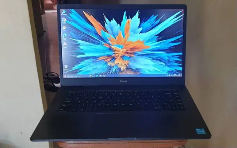 Laptop Slim Core i3 Generasi 11 SSD 256GB RAM 8GB Mulus Baterai 5jam