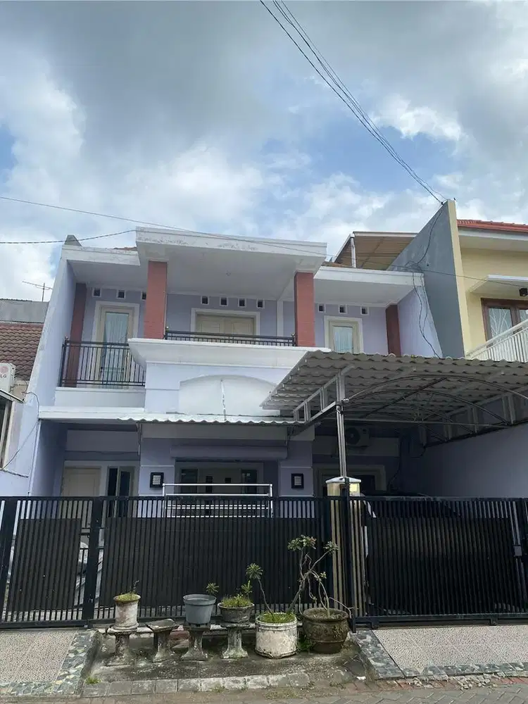 Rumah Nyaman 2 lantai bebas banjir row 3 mobil aman