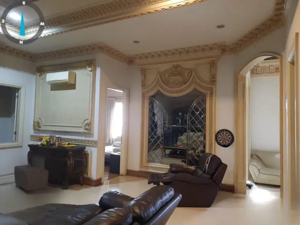 RUMAH SUPER MEWAH DI JAKARTA BARAT 3.5 LANTAI DENGAN KAMAR LUAS SHM