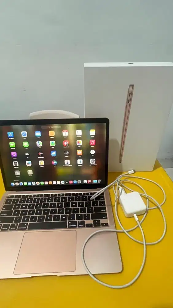 Macbook air M1 8/256 GOLD