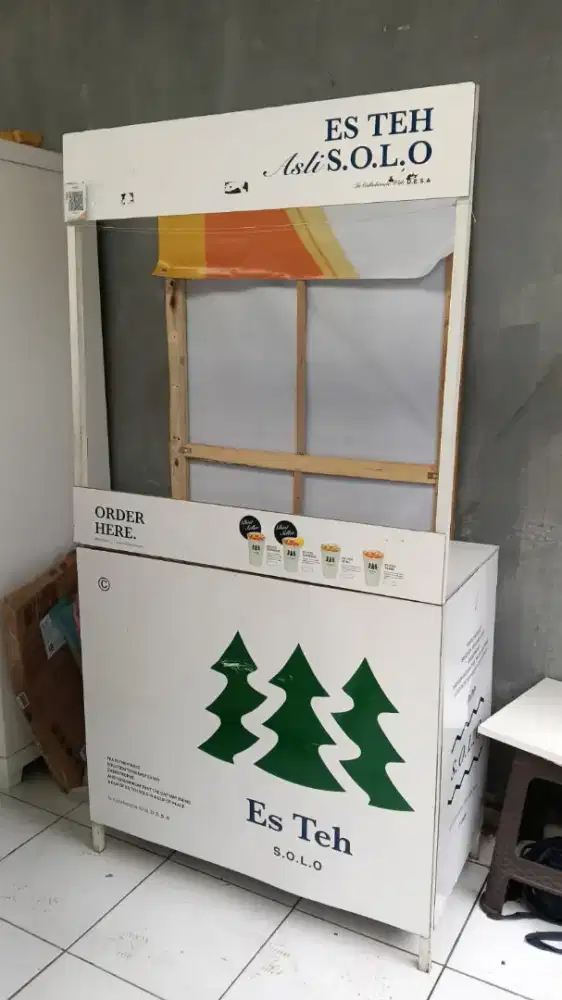 Stand jualan es solo sudah ada keramik daun meja