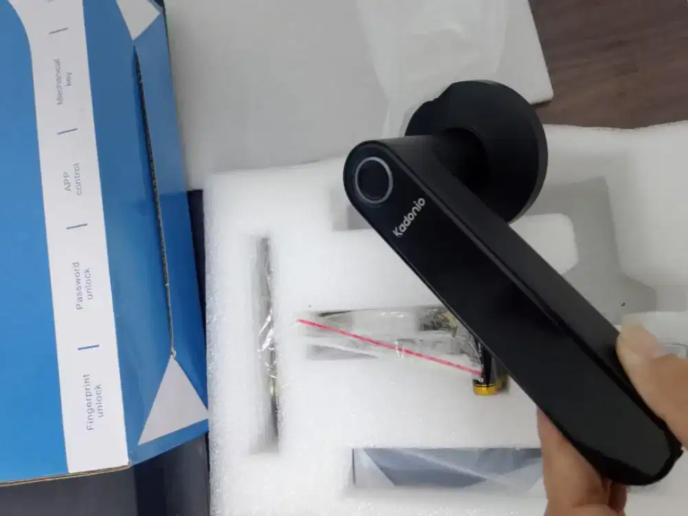 Kunci pintu digital sidik jari pintar Kadonio. 