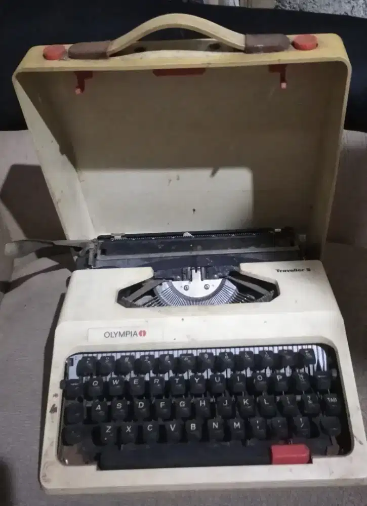 Mesin Tik Olympia (Traveller)