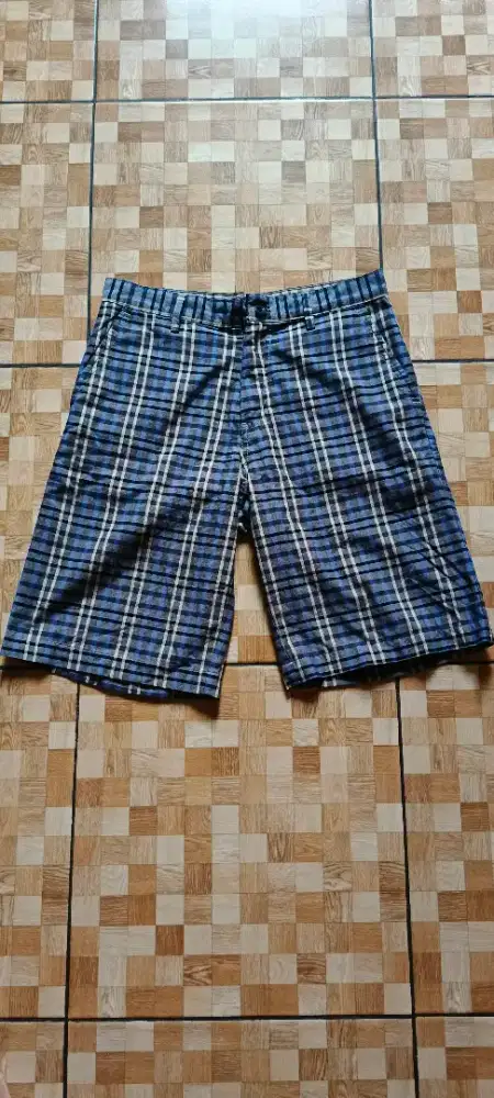 Bekas pribadi celana merek Cole no 32