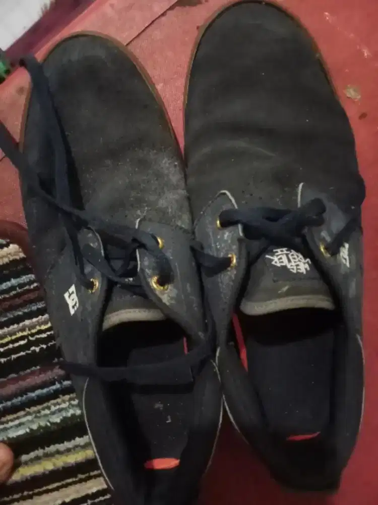 Sepatu cowok ukuran 43