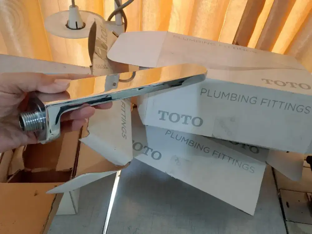 Kran wastafel dinding kombinasi TOTO TX118KHA. 