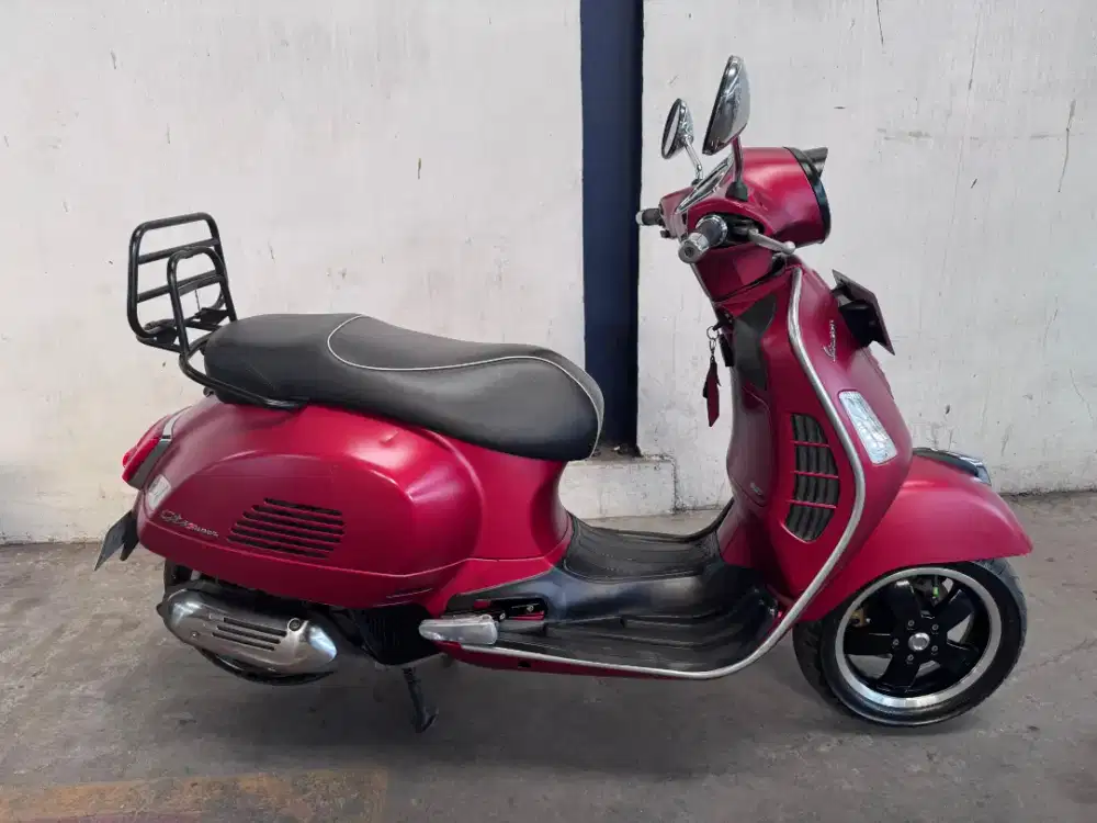 Vespa GTS 150 merah maroon surabaya