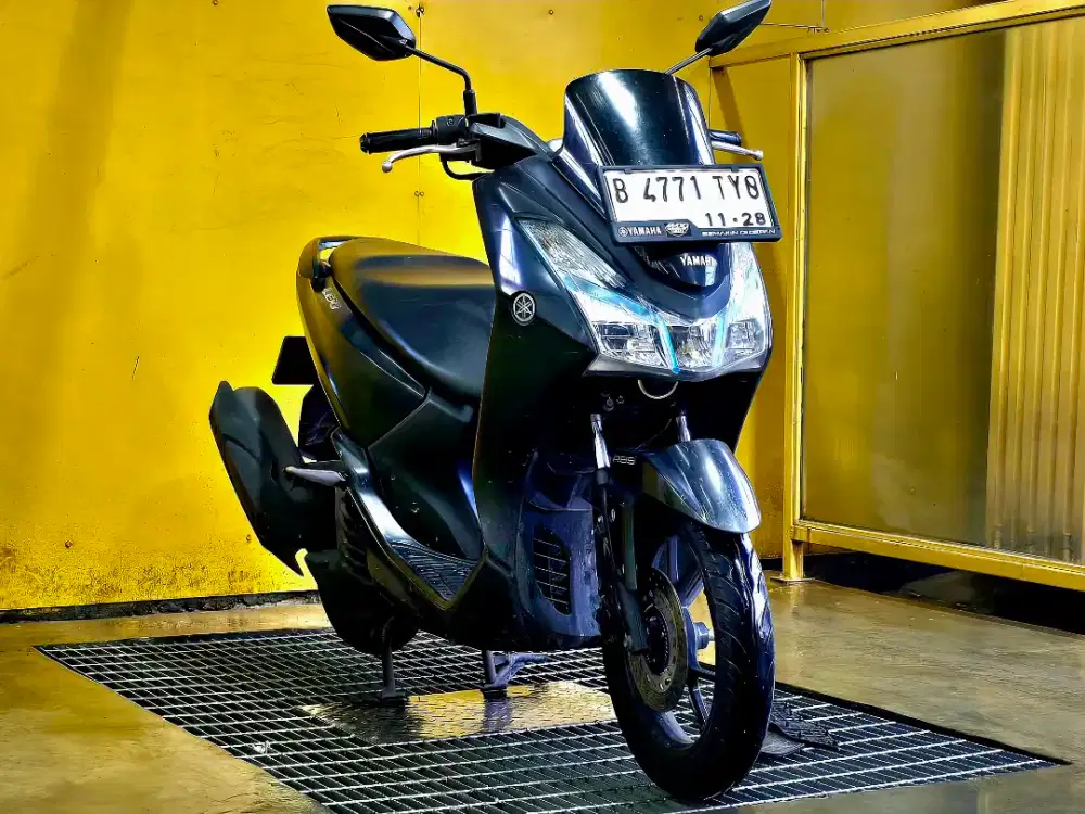 Dijual motor matic yamaha lexi 125cc hitam sports