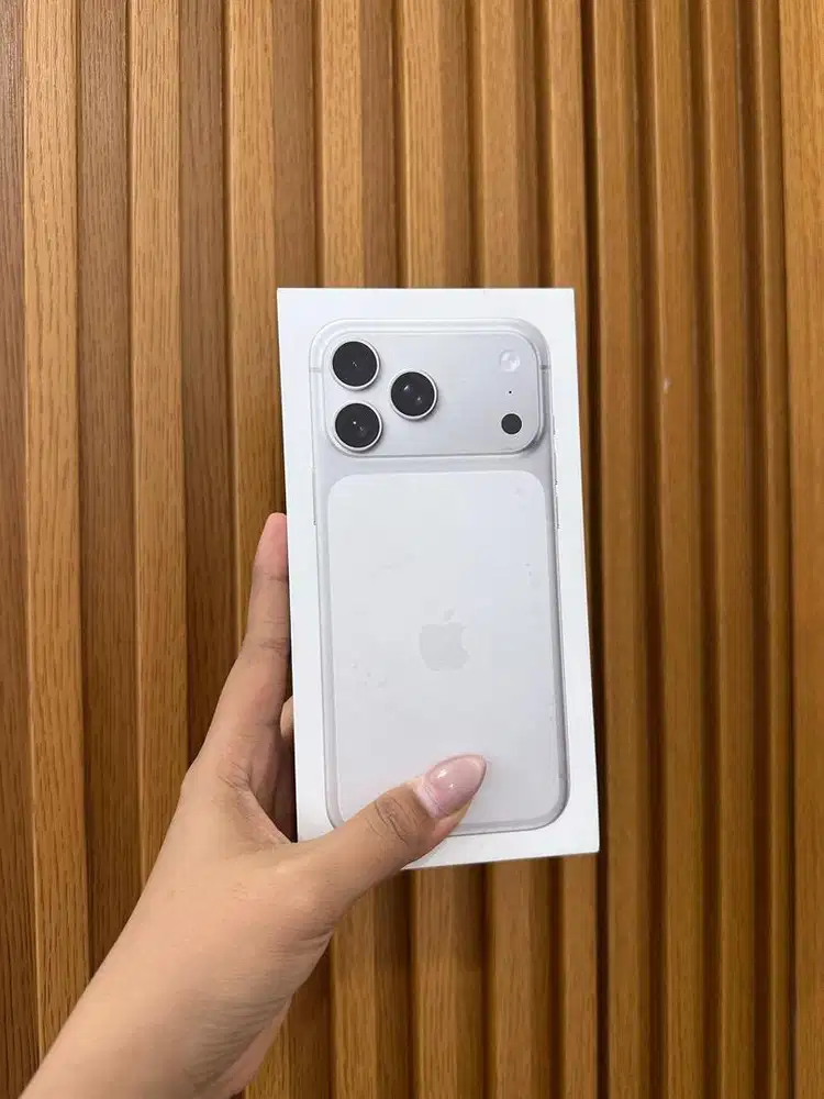 IPHONE 17 PROMAX SILVER