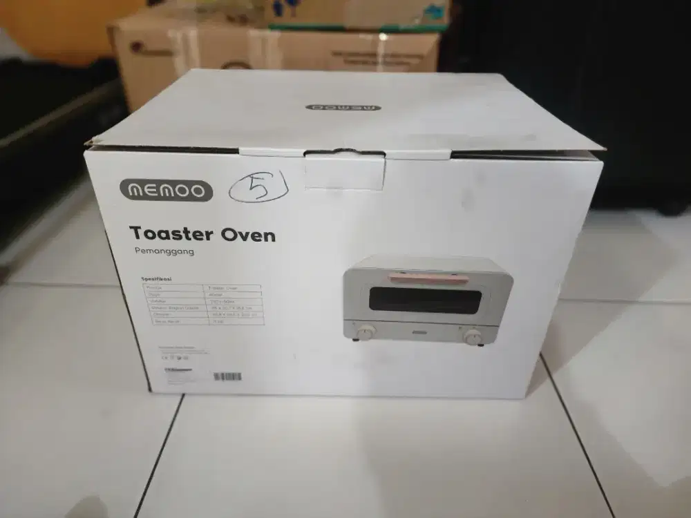 Oven pemanggang Memoo 11 Ltr berwarna putih.