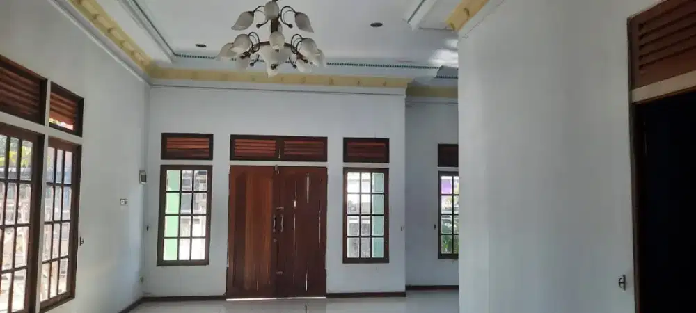 Di Jual atau di kontrakan rumah besar di pusat kota