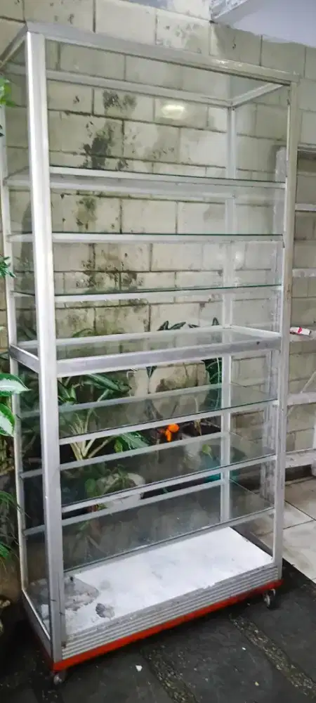 Etalase kaca tinggi 2 m