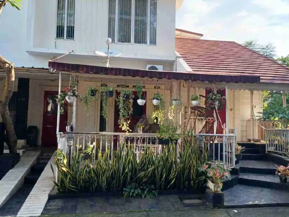 Rumah  hoek asri nyaman siap huni di emerald bintaro jaya