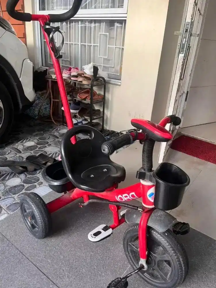 sepeda anak merah meriah