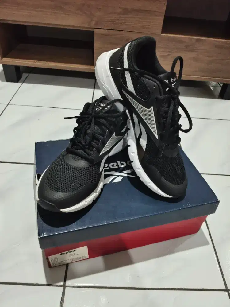 Rebook Ztaur Hitam Putih