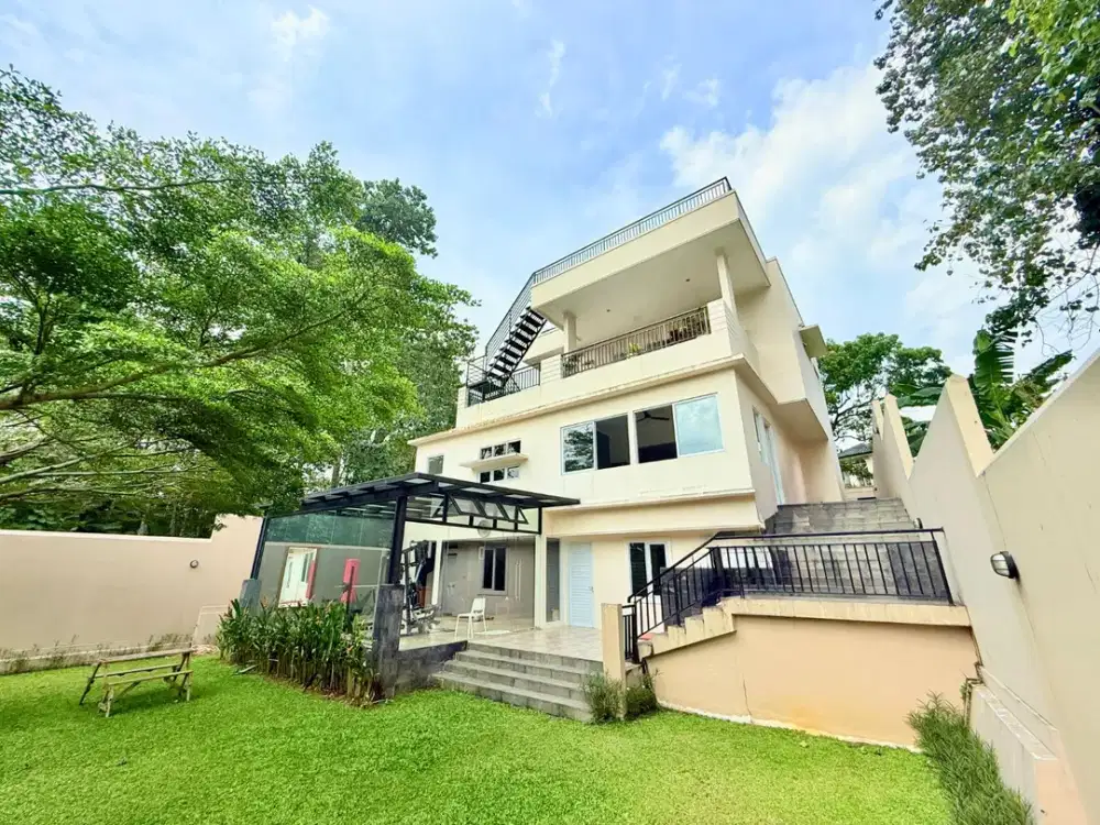 Rumah Exlusive Siap Huni dengan Halaman Luas & Rooftop di Sentul City Bogor