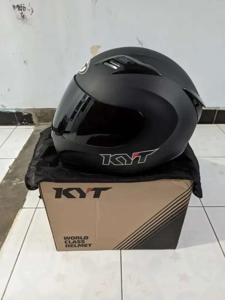 Helm KYT R10 Solid Black Matt
