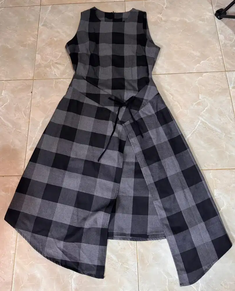 Preloved_Dress mewah kotak kotak dengan motif tali depan
