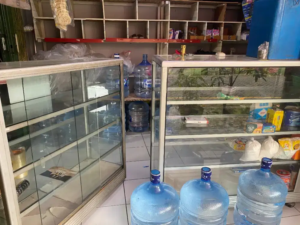 Jual 2 Etalase Kaca Bekas Toko/Kelontong – Kondisi Layak Pakai, Murah