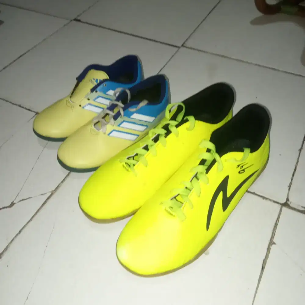 Sepatu futsal 2 buah