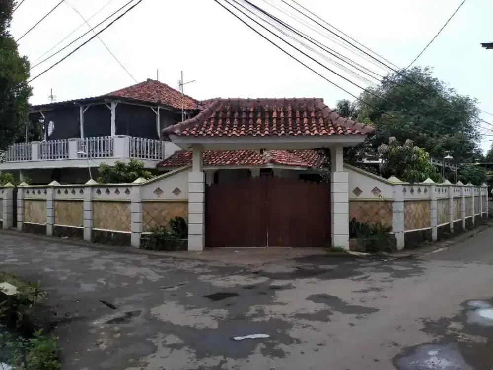Rumah Asri dan Strategis Carport Luas Bisa Muat Sampai 5 Mobil.
