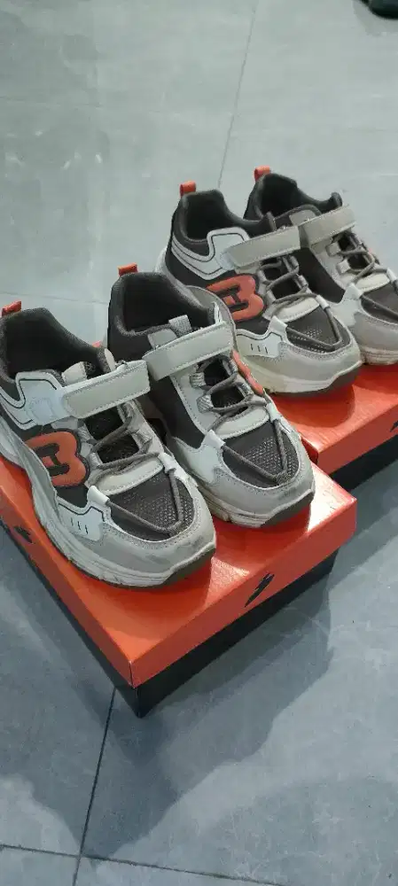 Sepasang Sepatu Anak Three Kids