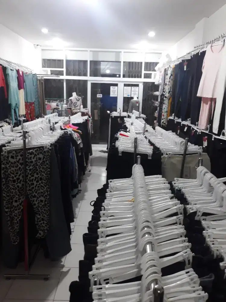 Karyawati toko pakaian