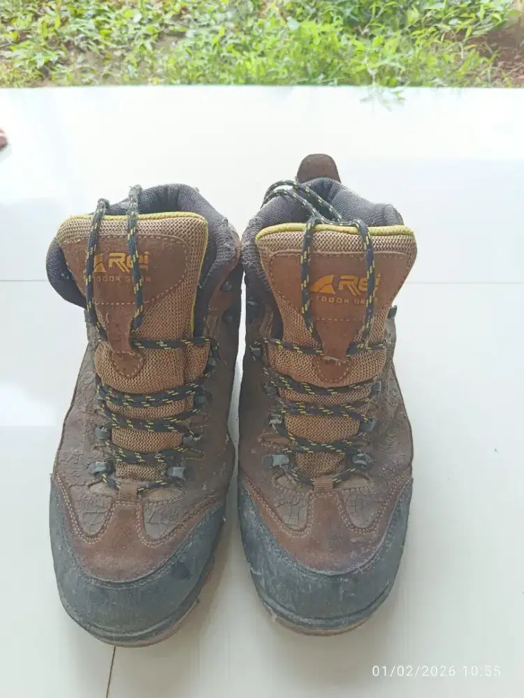 Sepatu Gunung Rei
