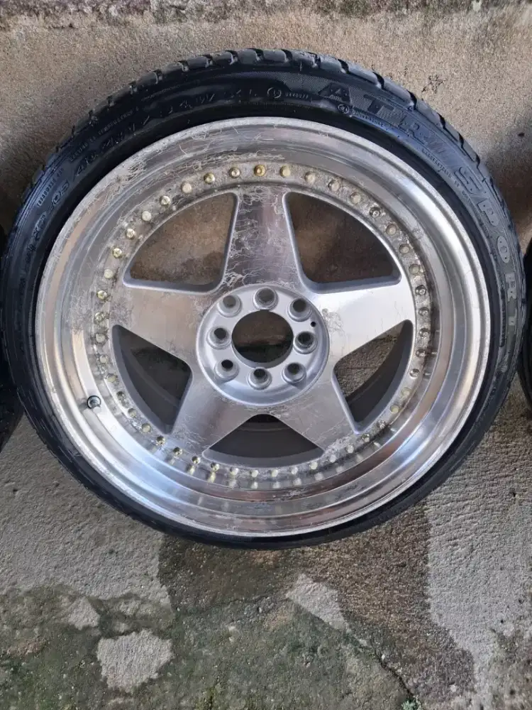 Velg dan Ban Bekas, habis pasang di Mobil Yaris