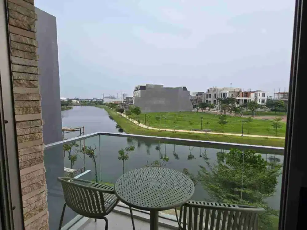 RUMAH PIK2, DIJUAL BERKAH, MEWAH Lt 10*25m2, full furnish, view Danau Terbaik