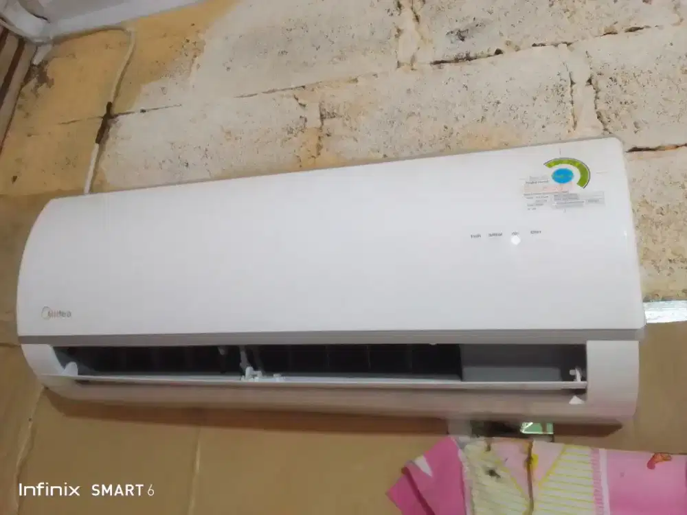 Ac Midea 1/2 pk like new