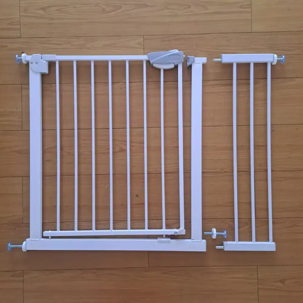 Pagar pembatas pintu