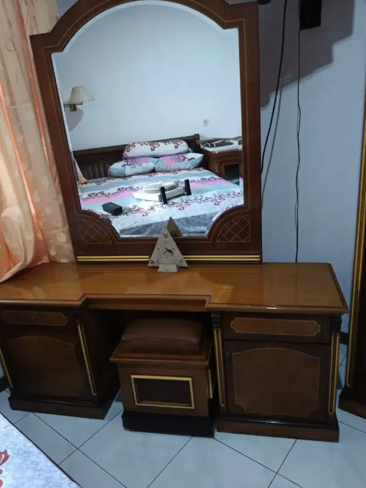 Meja rias bagus kokoh