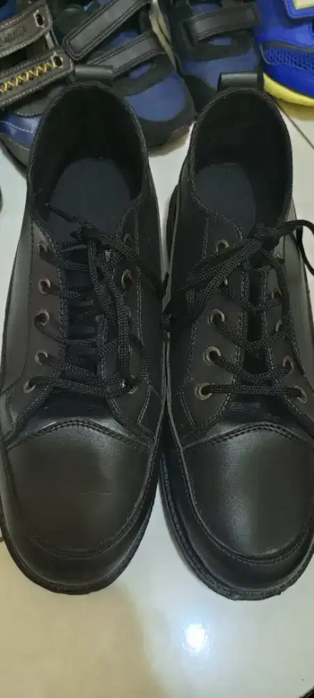Sepatu kerja pria