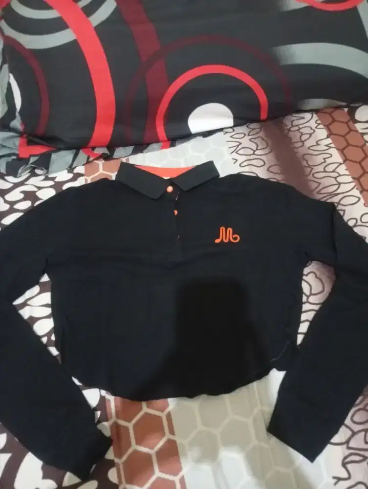 Crop top hitam cakep