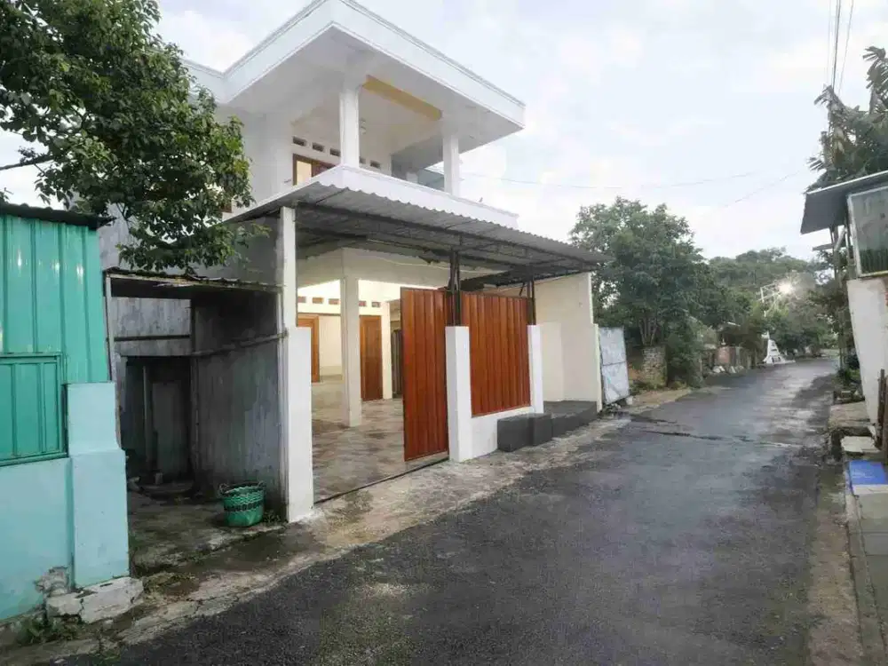 Di jual bagus kokoh 2 garasi mobil 2 lantai di utara soto sawah Adi sumarmo