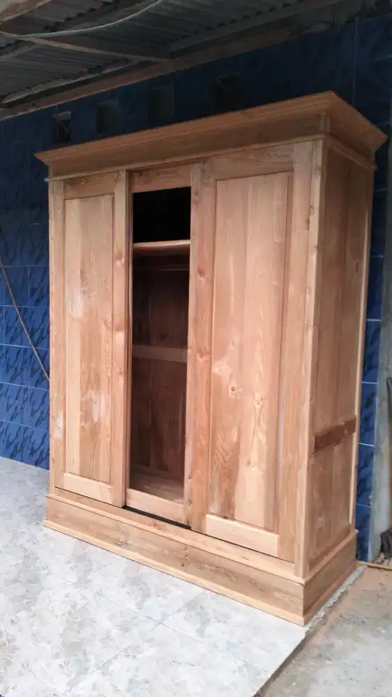 Lemari tiga pintu sliding