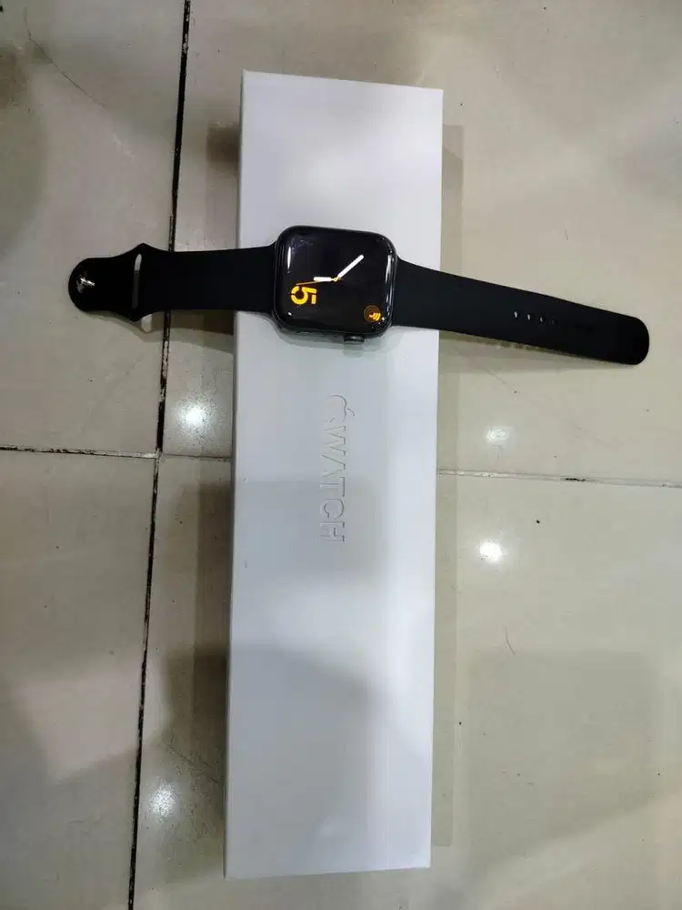 apple watch seri 4, ukuran 44mm mulus