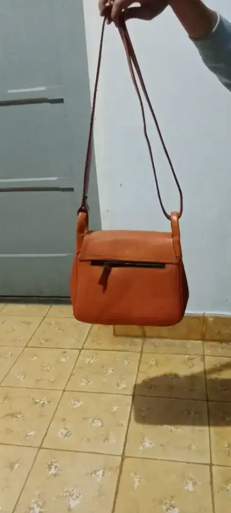 Tas selempang wanita kulit sapi asli