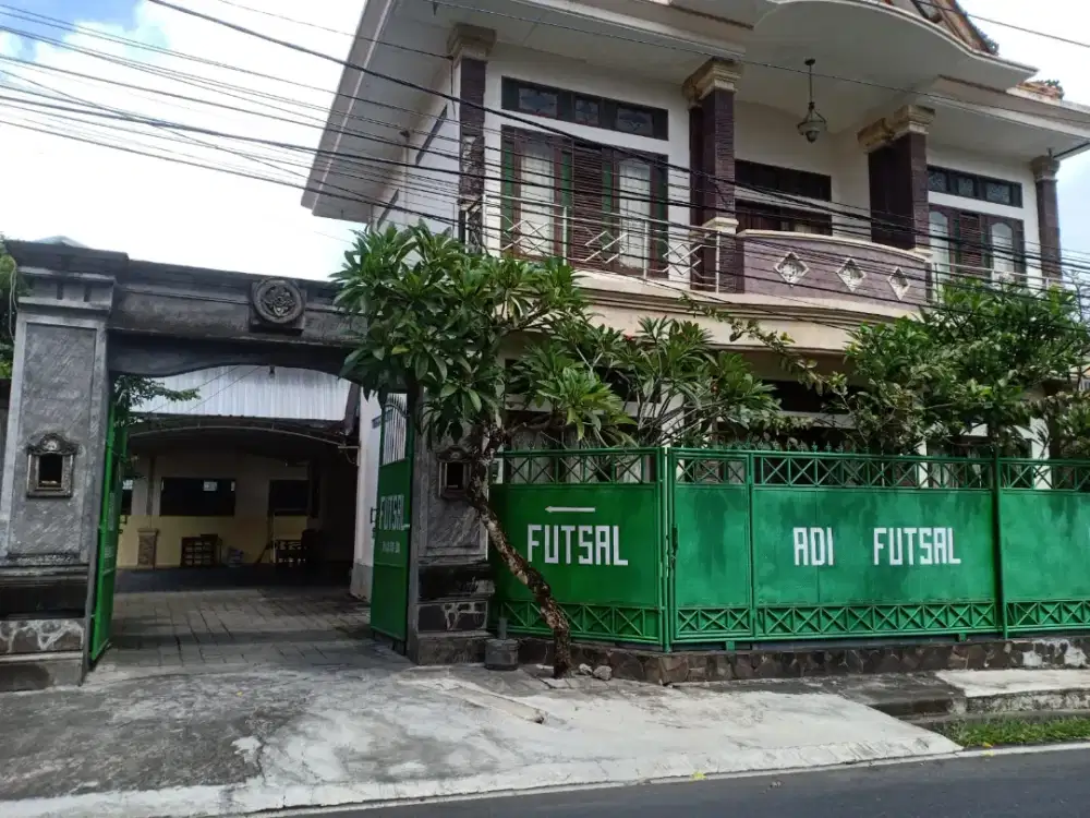 Disewakan rumah 2 lantai, lokasi strategis, parkir luas