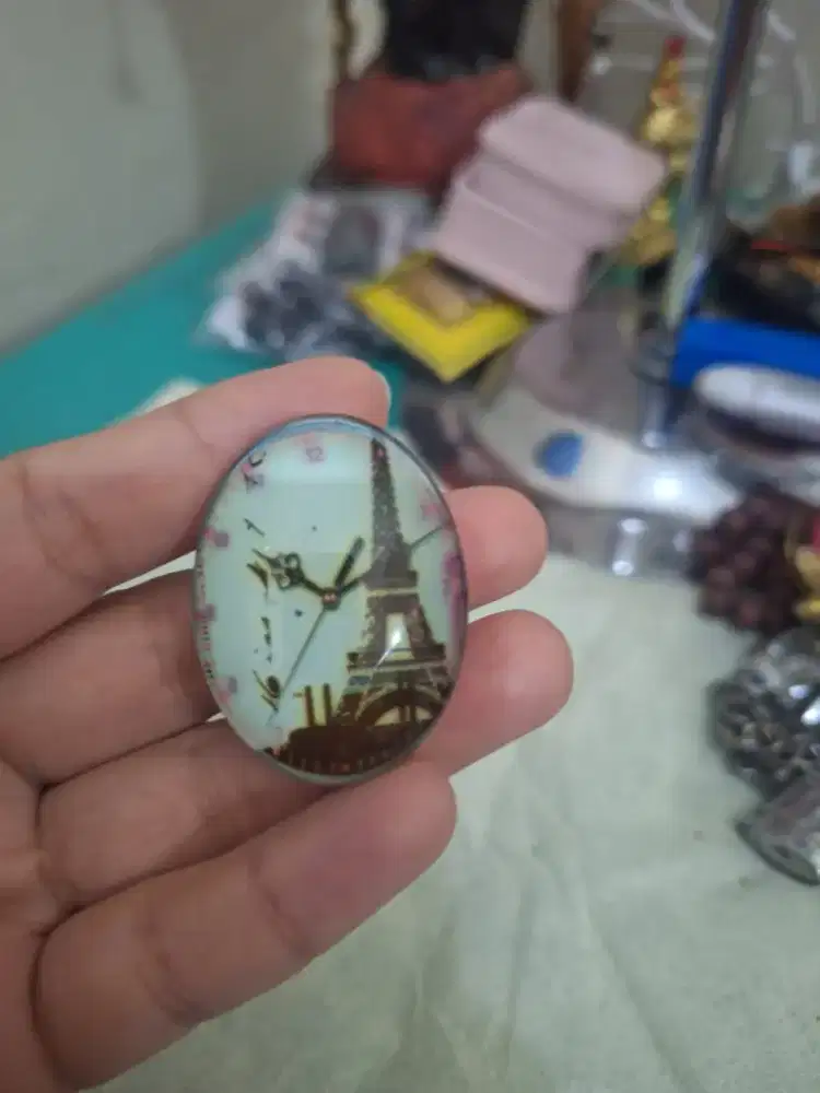 Pin untuk aksesoris 
Pin gambar menara eiffel 
Limited edition 
Barang